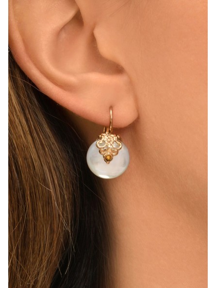 Satellite - POSITANO Boucles d'oreilles dormeuses nacre blanche hématite